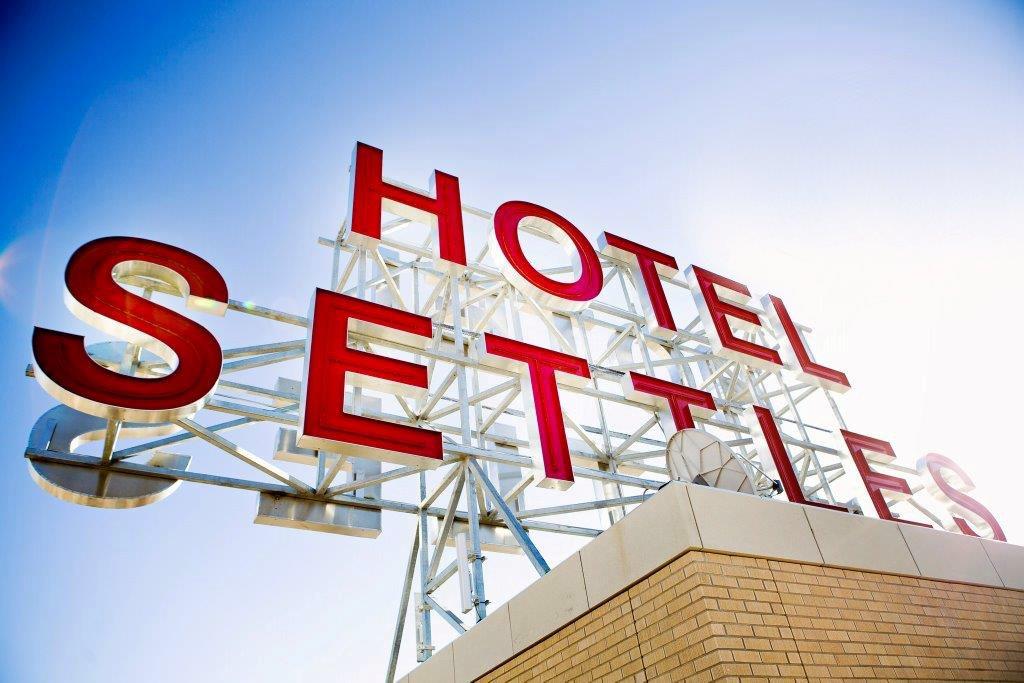 Hotel Settles sign